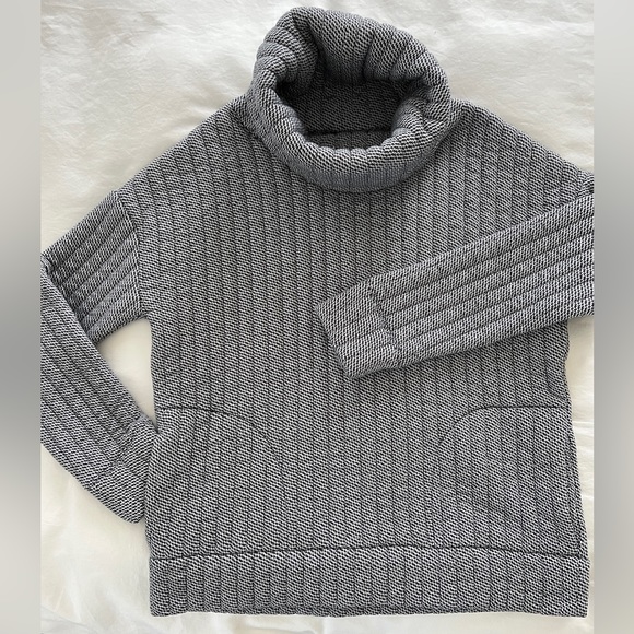 GapFit gWarm Cable-Quilt Turtleneck Pullover - Picture 2 of 4